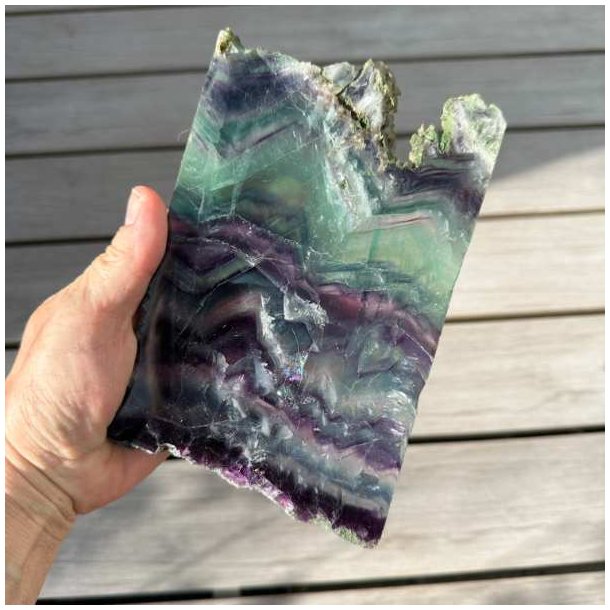 H�ndholdt unika regnbue fluorit med levende farver.