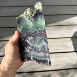 Regnbue fluorit med smukke lag af gr�nne og violette toner.