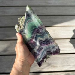 Unika regnbue fluorit med naturlig glans og flotte detaljer.