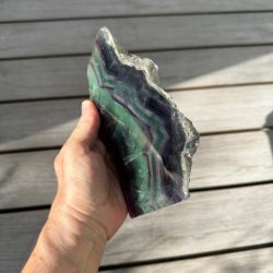 Unik poleret fluorit med naturlige farveovergange.
