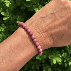 Rhodonit krystalarmb�nd med 6 mm naturlige stenperler b�ret p� h�ndled i naturligt dagslys