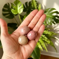 Rhodonit lommesten fra Australien 2�3 cm � rund poleret sten i rosa og rosa-beige