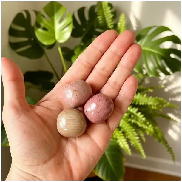 Rhodonit lommesten fra Australien 2�3 cm � rund poleret sten i rosa og rosa-beige