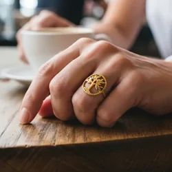 Forgyldt Ring med Livets Tr og Howlit  Indre Harmoni