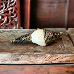 Smukke ritualskaller med howlit og metal  7 cm til alter og meditation