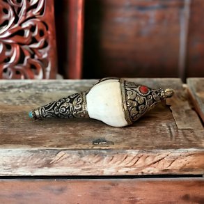 Smukke ritualskaller med howlit og metal  7 cm til alter og meditation