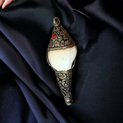 Smukke ritualskaller med howlit og metal  7 cm til alter og meditation