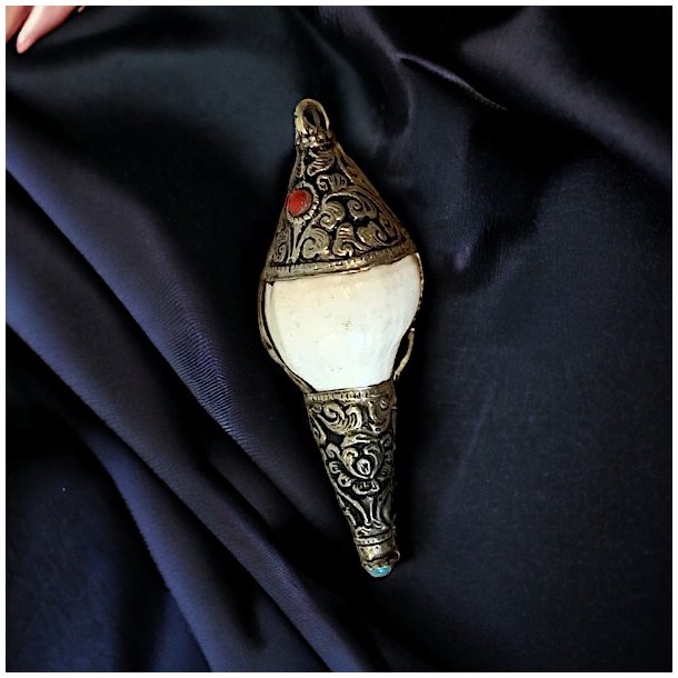 Smukke ritualskaller med howlit og metal  7 cm til alter og meditation