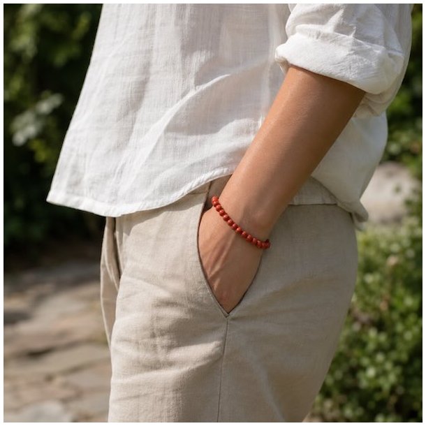 Kvinde med r�d jaspis armb�nd i 6 mm natursten i naturlige omgivelser