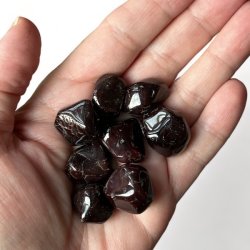 R�de almadin granater | Lommesten | M�l 2 - 2,3 cm