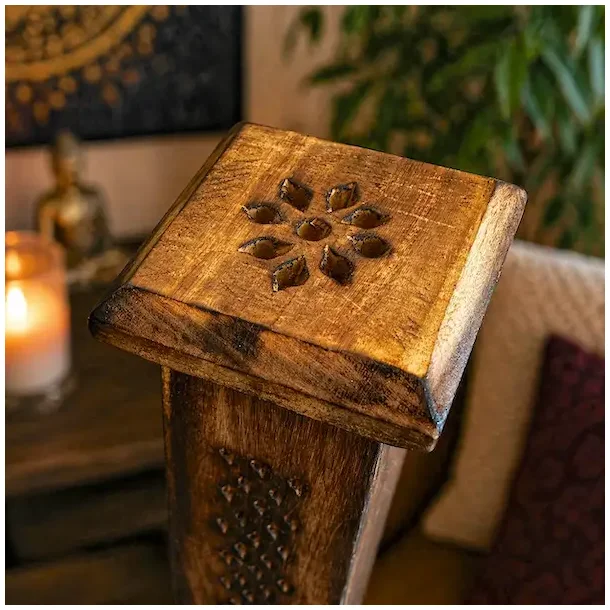 Spirituelt setup med r�gelsest�rn, sort turmalin, stearinlys og krystaller