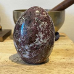 Pink Turmalin Freeform (Rubelit) med markante bordeauxr�de omr�der og naturlige kvartsformationer