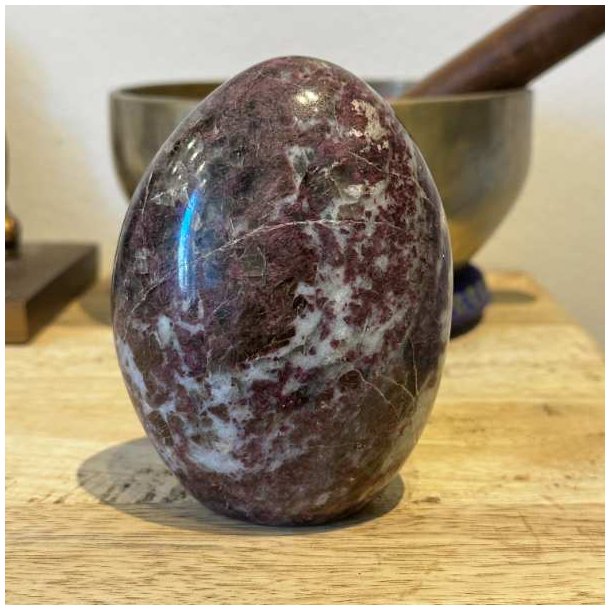 Pink Turmalin Freeform (Rubelit) med markante bordeauxr�de omr�der og naturlige kvartsformationer