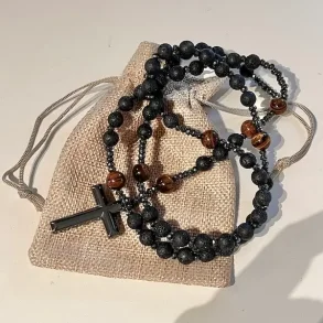 Rosenkranskde med Lavasten, Tigerje, Hmatitperler og Hmatitkors | Totallngde 70 cm