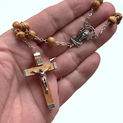 Hndlavet rosenkranskde i oliventr med 6 mm perler - 46 cm