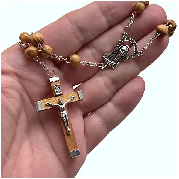 Hndlavet rosenkranskde i oliventr med 6 mm perler - 46 cm