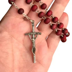 Rosenkranskde i rosentr med 59 perler og kors  hndlavet kde med skn duft af roser