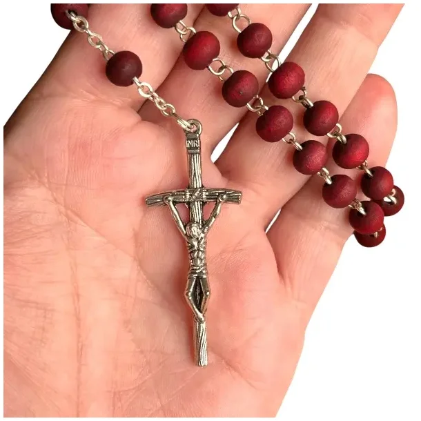 Rosenkranskde i rosentr med 59 perler og kors  hndlavet kde med skn duft af roser