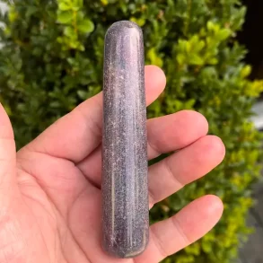 Rubin i kyanit healerstav 10,4 cm  kraftfuld massagestav til mod, ro og indre styrke