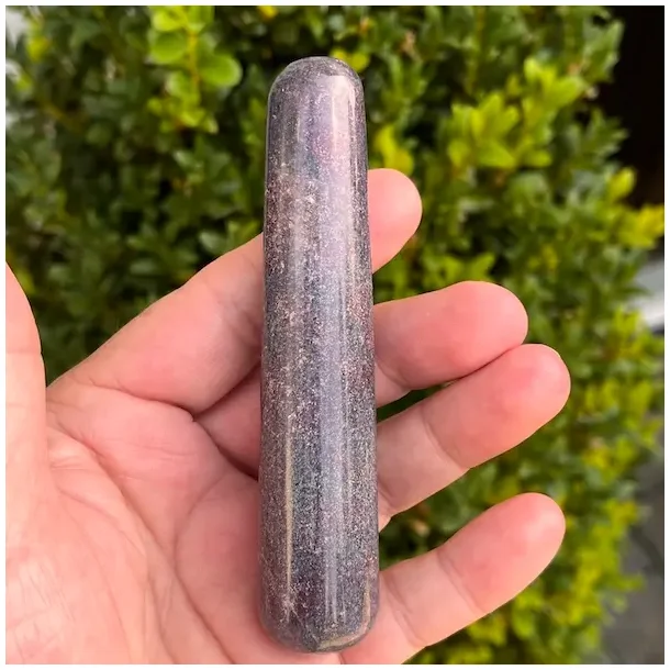 Rubin i kyanit healerstav 10,4 cm  kraftfuld massagestav til mod, ro og indre styrke