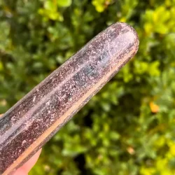 Rubin i kyanit healerstav 10,2 cm  kraftfuld massagestav til mod, ro og indre styrke