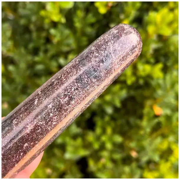 Rubin i kyanit healerstav 10,2 cm  kraftfuld massagestav til mod, ro og indre styrke