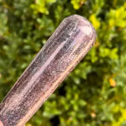 Rubin i kyanit healerstav 10,2 cm  kraftfuld massagestav til mod, ro og indre styrke