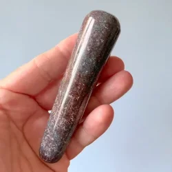 Rubin i kyanit healerstav 10,2 cm  kraftfuld massagestav til mod, ro og indre styrke