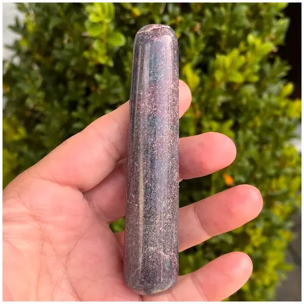 Rubin i kyanit healerstav 10,4 cm  kraftfuld massagestav til mod, ro og indre styrke