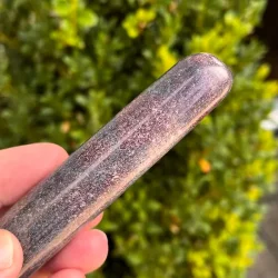 Rubin i kyanit healerstav 10,4 cm  kraftfuld massagestav til mod, ro og indre styrke