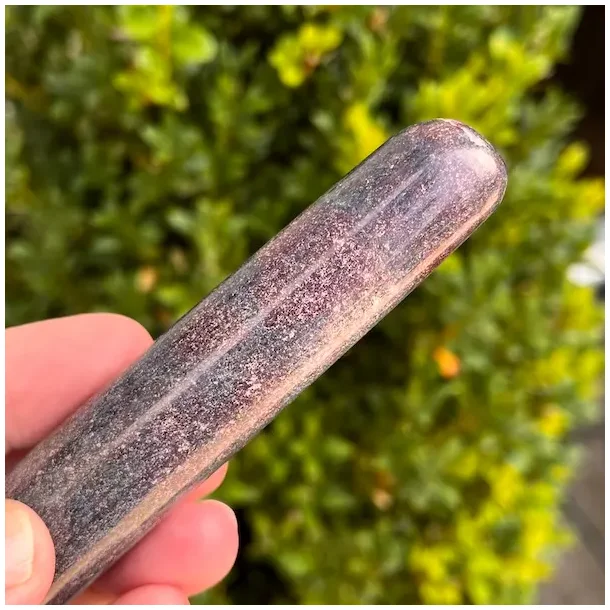 Rubin i kyanit healerstav 10,4 cm  kraftfuld massagestav til mod, ro og indre styrke