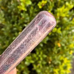 Rubin i kyanit healerstav 10,4 cm  kraftfuld massagestav til mod, ro og indre styrke