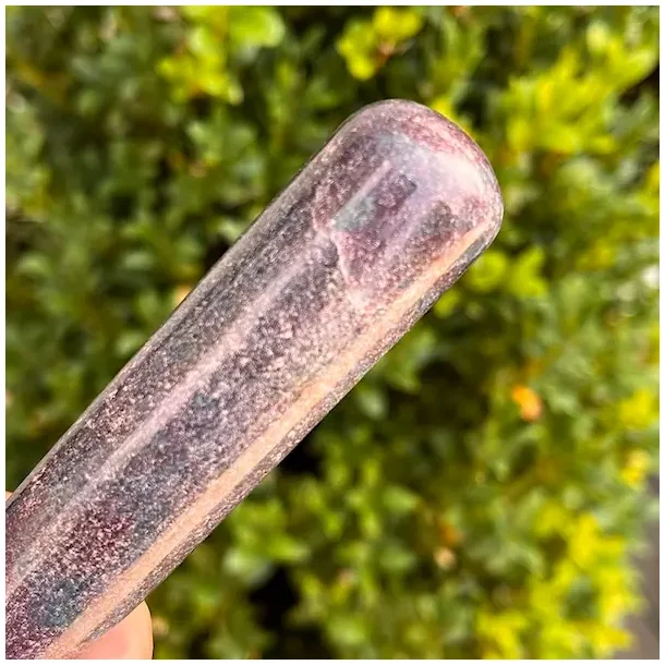 Rubin i kyanit healerstav 10,4 cm  kraftfuld massagestav til mod, ro og indre styrke