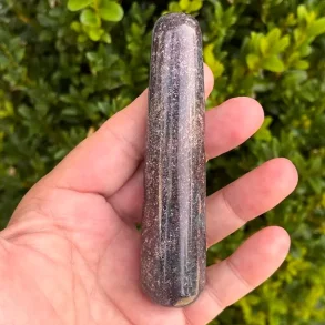 Rubin i kyanit healerstav 10,2 cm  kraftfuld massagestav til mod, ro og indre styrke