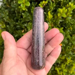 Rubin i kyanit healerstav 10,2 cm  kraftfuld massagestav til mod, ro og indre styrke