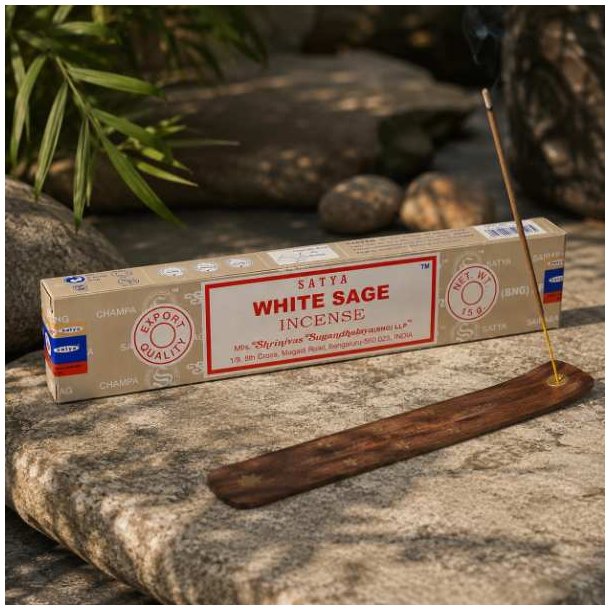 Satya Hvid Salvie h�ndrullede r�gelsespinde 15 g ved en r�gelsesholder med t�ndt r�gelsespind.