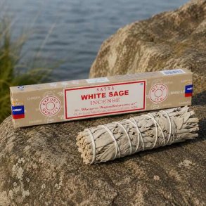Satya Hvid Salvie h�ndrullede r�gelsespinde 15 g p� natursten ved siden af et bundt hvid salvie.