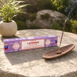 Satya Lavendel h�ndrullede r�gelsespinde 15 g ved en r�gelsesholder med t�ndt r�gelsespind.