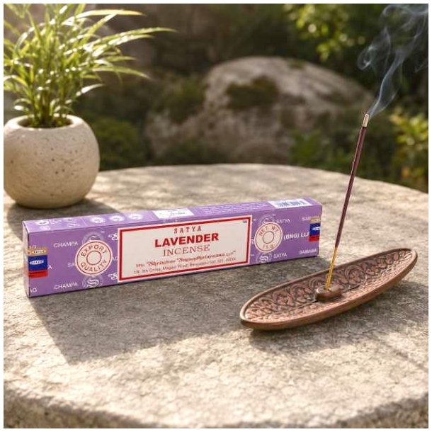 Satya Lavendel h�ndrullede r�gelsespinde 15 g ved en r�gelsesholder med t�ndt r�gelsespind.