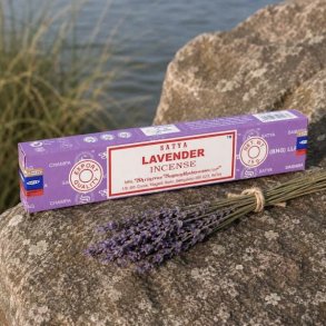 Satya Lavendel h�ndrullede r�gelsespinde 15 g p� natursten ved siden af et bundt t�rret lavendel.