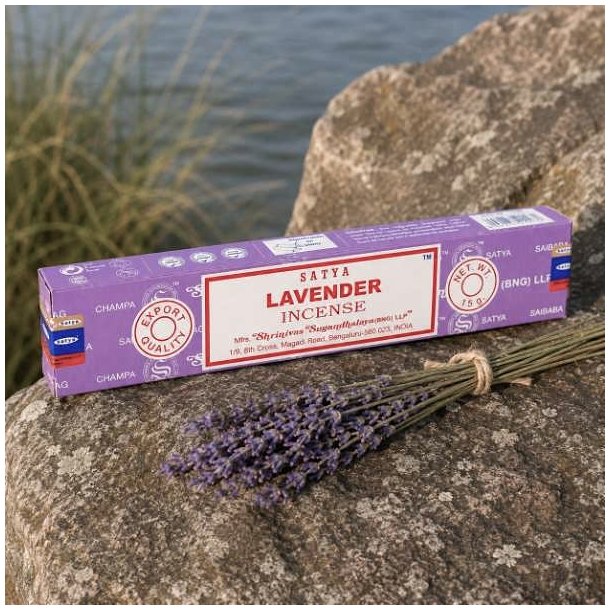 Satya Lavendel h�ndrullede r�gelsespinde 15 g p� natursten ved siden af et bundt t�rret lavendel.