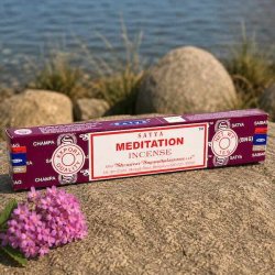 Satya Meditation h�ndrullede r�gelsespinde 15 g p� natursten med lyser�de blomster ved s�, som skaber en rolig og meditativ stemning.