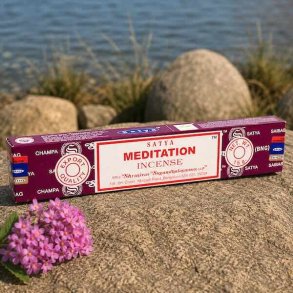 Satya Meditation h�ndrullede r�gelsespinde 15 g p� natursten med lyser�de blomster ved s�, som skaber en rolig og meditativ stemning.