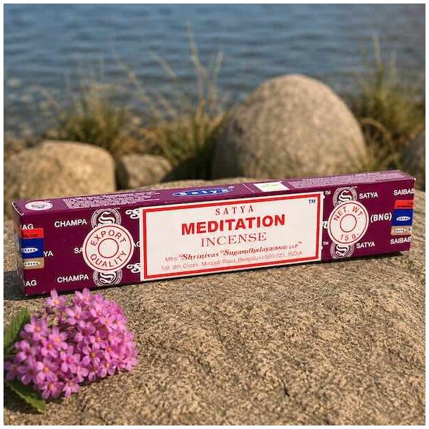 Satya Meditation h�ndrullede r�gelsespinde 15 g p� natursten med lyser�de blomster ved s�, som skaber en rolig og meditativ stemning.