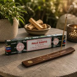 Satya Palo Santo r�gelse p� stenbord ved siden af en r�gelsesholder med t�ndt r�gelsespind.