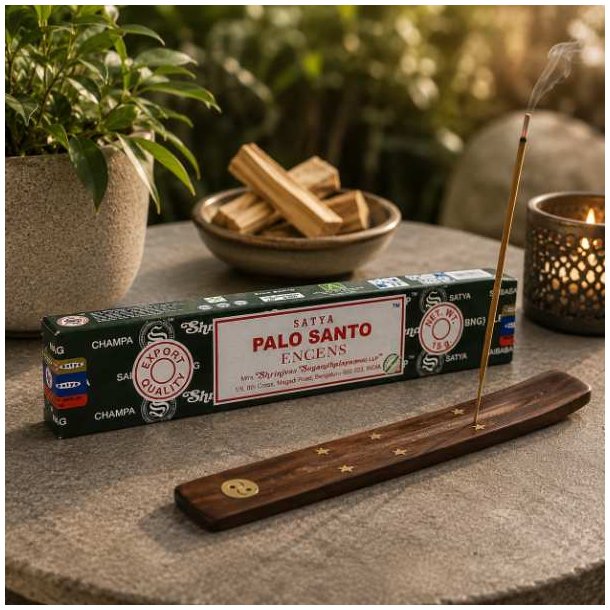 Satya Palo Santo r�gelse p� stenbord ved siden af en r�gelsesholder med t�ndt r�gelsespind.