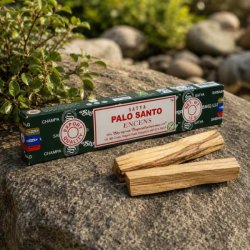Satya Palo Santo r�gelse p� natursten med �gte Palo Santo-tr� i natursk�nne omgivelser.