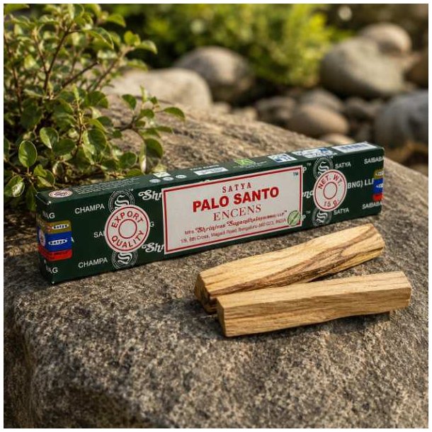 Satya Palo Santo r�gelse p� natursten med �gte Palo Santo-tr� i natursk�nne omgivelser.