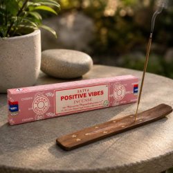 Satya Positive Vibes h�ndrullede r�gelsespinde 15 g ved en r�gelsesholder med t�ndt r�gelsespind p� stenbord.