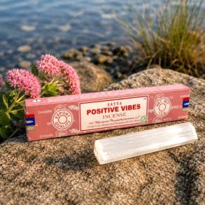 Satya Positive Vibes h�ndrullede r�gelsespinde 15 g p� natursten ved siden af en selenitstav, som symboliserer positiv energi og harmoni.